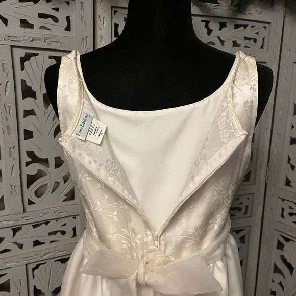 👗HOST PICK👗 GIRLS RARE EDITIONS IVORY & WHITE SLEEVELESS FLOWER GIRLS DRESS - Picture 7 of 9
